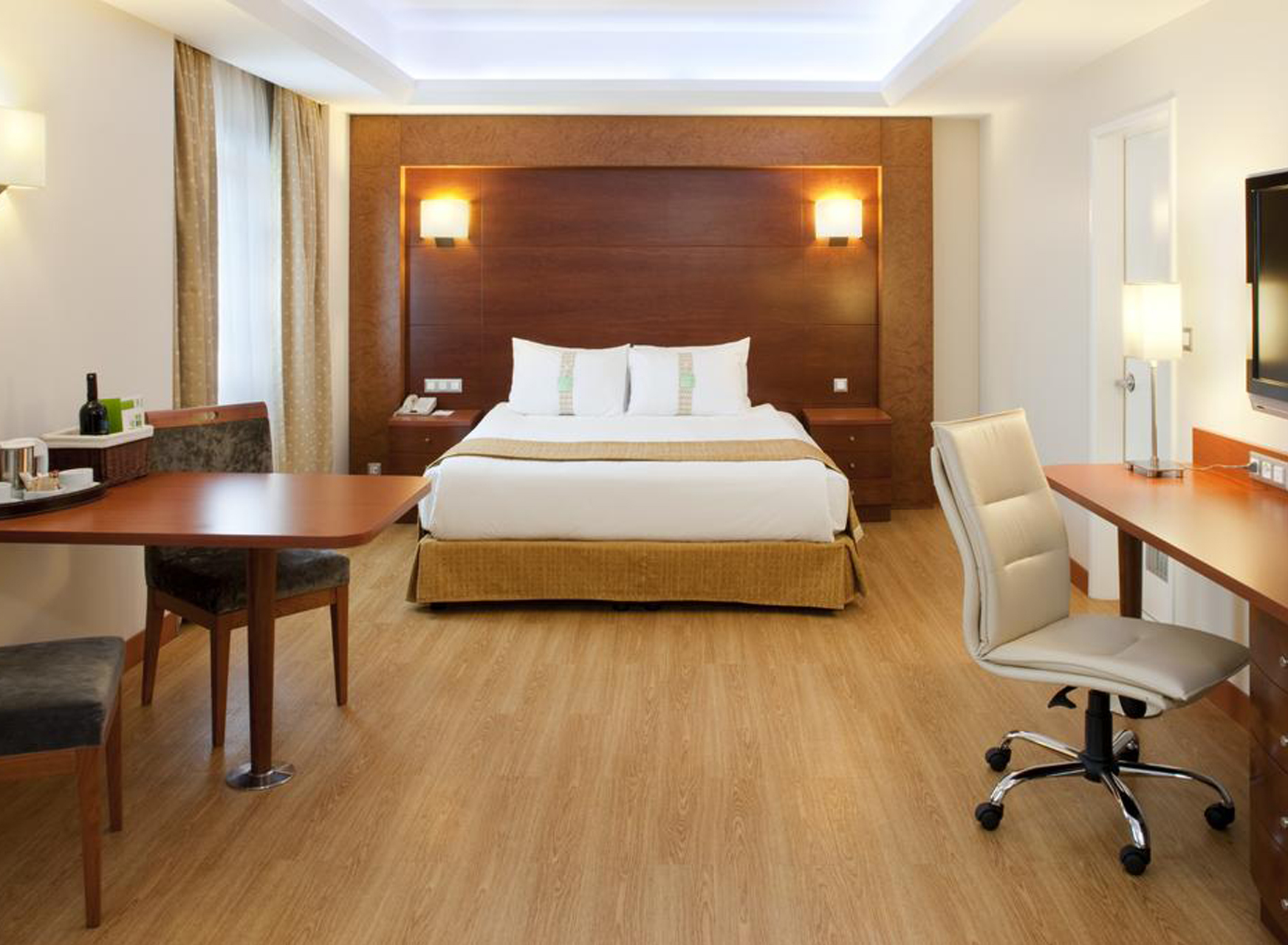 Holiday Inn Istanbul 5*. Holiday Inn old City Istanbul. Holiday Inn Sisli 5*. Бельевая комната в гостинице.