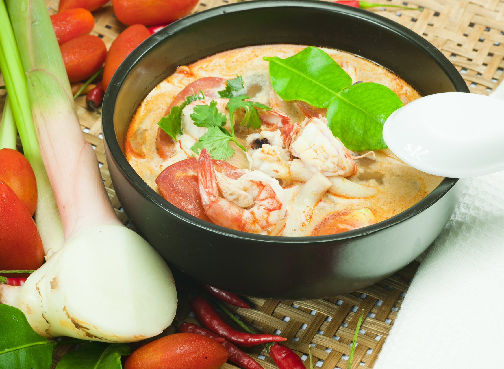 Блюдо тома. Thai Tom Tom Yum Goong. Тайланд еда том ям. Фруктовый суп с креветками. Тайский суп Бангкок.