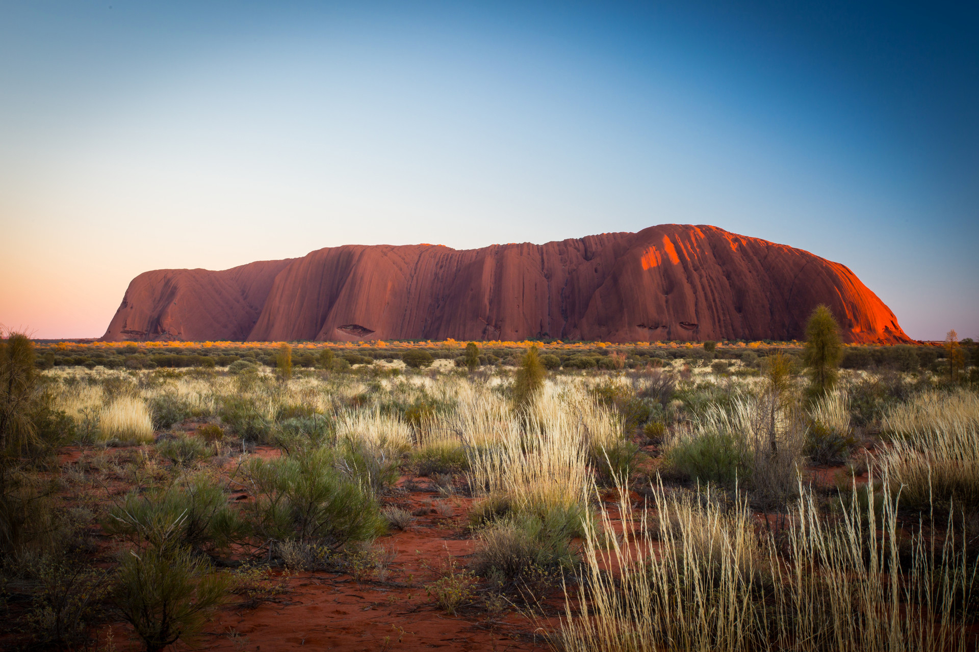 Tourists flock to Uluru as ban on climbing get closer